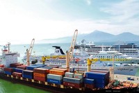 Việc các loại tàu hàng và tàu du lịch cùng lúc cập cảng Tiên Sa đã gây nên tình trạng quá tải và mất an toàn cho du khách.