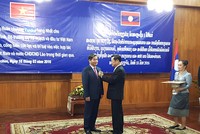 Thừa ủy quyền của Chủ tịch nước CHDCND Lào, Phó Thủ tướng Chính phủ Lào Xomxavat Lengxavath trao tặng cho Bộ trưởng Bùi Quang Vinh Huân chương Isala hạng Nhất
