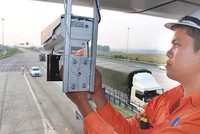 Hệ thống camera đã được lắp đặt và sẵn sàng để "phạt nguội" vi phạm ATGT trên tuyến cao tốc Nội Bài - Lào Cai (đoạn Nội Bài - Phú Thọ) - Ảnh: Trần Duy