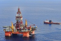 Giàn khoan Hải Dương 981 khi đang hoạt động trái phép, nằm sâu trong vùng đặc quyền kinh tế của Việt Nam năm 2014. Ảnh: Xinhua