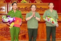 Thượng tướng Bùi Quang Bền, Thứ trưởng Bộ Công an trao các Quyết định của Bộ trưởng Bộ Công an cho Đại tá Nguyễn Hải Sơn (phải) và Đại tá Phan Hoàng Lắm (trái)