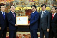 Chủ tịch UBND TP Nguyễn Đức Chung trao giấy chứng nhận đăng ký đầu tư cho Tổng giám đốc Tổ hợp Samsung Việt Nam