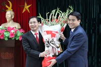 Ông Nguyễn Đức Chung, Chủ tịch UBND TP. Hà Nội trao quyết định bổ nhiệm Giám đốc Sở Kế hoạch và Đầu tư cho ông Nguyễn Văn Tứ (ảnh VP UBND)