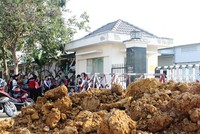 Do tranh chấp chưa được giải quyết, Công ty Tân Đức đã đổ đất đá chặn cổng vào Công ty Tango, gây xôn xao dư luận. Ảnh: Hoàng Minh