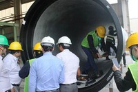 Đoàn chuyên gia của Viwasupco kiểm tra cơ sở sản xuất của Jindal Saw tại Abu Dhabi. (Ảnh: Internet)