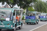 Ô tô điện của Cty Cổ phần TLC chở khách chạy xung quanh Hồ Tây