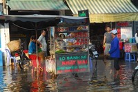 Triều cường gây ngập nước trên đường Hồ Học Lãm, quận Bình Tân. (Ảnh: Mạnh Linh/TTXVN)