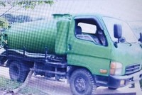 Xe bồn biển kiểm soát 29C - 269.74 của Công ty TNHH vệ sinh, môi trường số 1 Đông Anh, Hà Nội bị bắt quả tang đang đổ trộm "chất lạ"