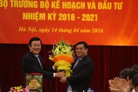 Nguyên Chủ tịch nước Trương Tấn Sang tặng hoa tân Bộ trưởng Bộ Kế hoạch và Đầu tư Nguyễn Chí Dũng tại Lễ bàn giao ngày 14/4/2016 (ảnh: Đức Thanh)