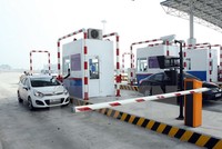 Thu phí tại tuyến đường cao tốc Hà Nội-Hải Phòng. (Ảnh: Huy Hùng/TTXVN)