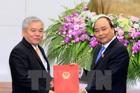 Thủ tướng Nguyễn Xuân Phúc trao quyết định của Chủ tịch nước bổ nhiệm thành viên Chính phủ cho ông Phan Văn Sáu, Ủy viên Trung ương Đảng, Tổng Thanh tra Chính phủ vào ngày 12/4. (Ảnh: Thống Nhất/TTXVN)