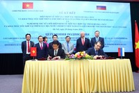 Bộ trưởng Bộ Công Thương Trần Tuấn Anh và Quốc vụ khanh, Thứ trưởng Bộ Năng lượng Nga ông Senchiurin Yuri Petrovich ký kết Hiệp định