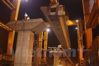 Lao lắp dầm tuyến đường sắt đô thị Cát Linh-Hà Đông. (Ảnh: Việt Hùng/Vietnam+)