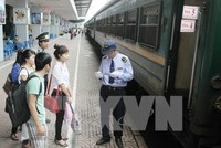 Nhiều hành khách vẫn chọn phương tiện đi lại bằng tàu hỏa vì mức giá hợp lý. (Ảnh: TTXVN)