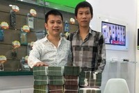 Ông Đỗ Trọng Hiếu (bên trái) giao dịch với ông Nguyễn Tiến Chiến.