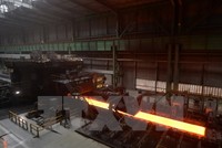 Luyện thép tại nhà máy thép ở Tangshan, tỉnh Hà Bắc, Trung Quốc. (Nguồn: AFP/TTXVN)