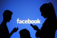 Quảng cáo trực tuyến, đặc biệt là trên nền tảng thiết bị di động,mang lại nguồn thu lớn cho Facebook. (Ảnh: qz.com)