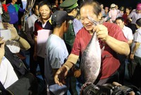 Bộ trưởng Trương Minh Tuấn trực tiếp mua, ăn cá của ngư dân Quảng Bình