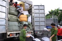 Một vụ bắt giữ hàng lậu. (Ảnh: Doãn Tấn/TTXVN)