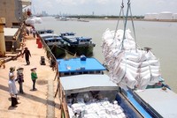 Bốc xếp gạo xuất khẩu tại Cảng Nhà Bè. (Ảnh: Đình Huệ/TTXVN)