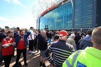 Các cổ động viên của Manchester United đợi bên ngoài sân vận động Old Trafford sau khi được sơ tán. (Nguồn: PA)