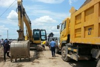 Xe công vụ của đoàn kiểm tra Tổng cục Đường bộ Việt Nam bị xe của doanh nghiệp vi phạm tải trọng “quây nhốt”. (Ảnh: Tổng cục đường bộ cung cấp)