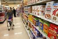 Người dân Anh mua sắm tại siêu thị ở London. (Nguồn: Reuters)