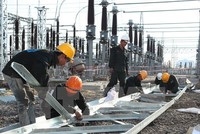 Công nhân Công ty Cổ phần Lắp máy (INCO) lắp đặt thiết bị xuất tuyến tại trạm biếp áp nhà máy nhiệt điện Cẩm Phả. (Ảnh: Ngọc Hà/TTXVN)