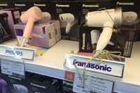 Hàng hóa nước ngoài xuất hiện tràn ngập tại các siêu thị.