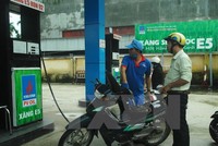 Người dân đổ xăng E5 tại cây xăng trên địa bàn tỉnh Quảng Ngãi. (Ảnh: Sỹ Thắng/TTXVN)