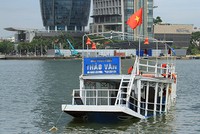 Con tàu chìm đã được lai dắt vào bờ để phục vụ công tác điều tra. Ảnh: Nguyễn Đông.