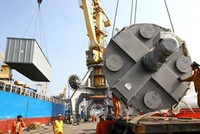 iệc thu hút vốn đầu tư trong nước và nước ngoài phát sinh nhu cầu nhập khẩu các thiết bị, máy móc công nghiệp. (Ảnh minh họa)