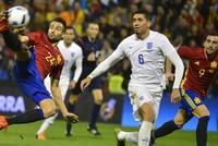 Euro 2016 cũng sẽ là cuộc đối đầu nảy lửa giữa các đại gia đồ thể thao. Ảnh: AFP