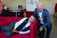 Richard Branson chụp ảnh cùng nhân viên ngủ gật. Ảnh: Virgin Australia