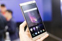 Phab 2 Plus có giá 299 USD, là phiên bản nâng cấp từ mẫu Phab Plus màn hình 6,8 inch đang được Lenovo bán ra trên thị trường. 