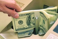 Ngày 17/6, tỷ giá trung tâm giảm thêm 16 đồng/USD, giá vàng quay đầu giảm sâu