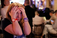 Một phụ nữ Anh bị sốc sau khi đa số người Anh ủng hộ Brexit. Ảnh: Reuters 