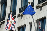 Cờ Anh (trái) và cờ EU (phải). (Nguồn: AFP/TTXVN)