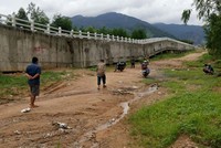 Chiếc cầu máng dẫn nước thủy lợi bị lún, gãy ở xã Tân Xuân, huyện Hàm Tân.