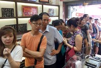 Nhân viên cửa hàng vàng thông báo chưa "xoay" kịp tiền mặt nên ưu tiên khách mua giao dịch trước. Ảnh: Thanh Lan