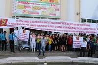 Nhân viên Big C căng băng-rôn cầu cứu Chủ tịch Đà Nẵng vì bị bịt lối đi