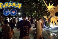 Hàng trăm người cùng hội về một điểm trong Công viên Trung tâm để "săn" một Pokemon hiếm.