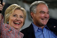 Ông Tim Kaine chính thức được bà Clinton đề cử làm ứng viên phó tổng thống Mỹ. Ảnh: Reuters