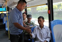 Phụ xe thu tiền vé hành khách trên tuyến buýt xã hội hóa số 44 (Mỹ Đình - Trần Khánh Dư)