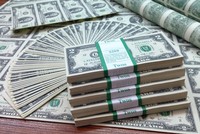 Sáng ngày 25/7, tỷ giá trung tâm tăng, giá vàng lao dốc