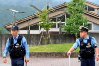 Cảnh sát Nhật canh gác bên ngoài hiện trường. Ảnh: Reuters