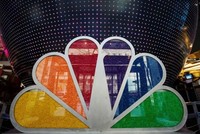 Logo của NBC bên ngoài Rockefeller Center tại New York. Ảnh: Reuters