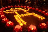 Thả hoa đăng trong đại lễ Vu Lan ở Việt Nam. Ảnh: Internet.