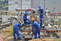 Bảo dưỡng dây chuyền sản xuất tại Nhà máy Lọc dầu Dung Quất - (Ảnh: Tử Trực)