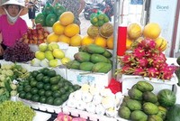 Nhiều trái cây Trung Quốc được bày bán tràn lan tại các sạp ở chợ Hàng Da (Hà Nội). Ảnh: Ngọc Mai.